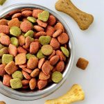 Automaatne lemmikloomatoidu kottide pressimise tootmisliin